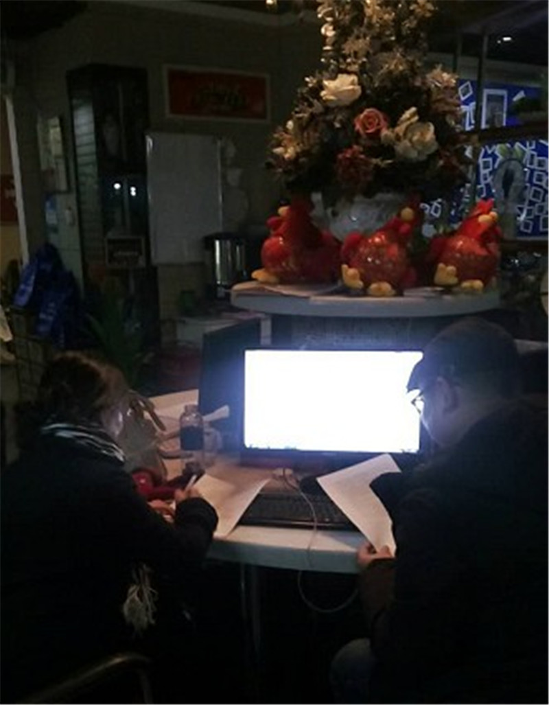 天黑風(fēng)大、夜深人忙，感謝施工中客戶帶著姐姐來公司再簽合同！