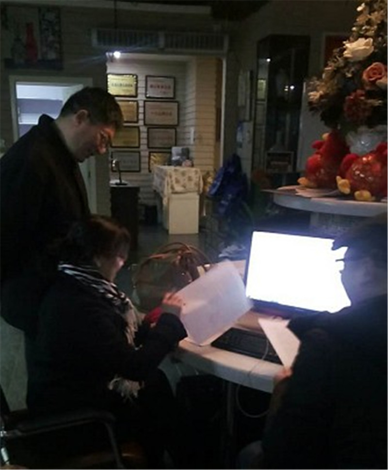 天黑風(fēng)大、夜深人忙，感謝施工中客戶帶著姐姐來公司再簽合同！