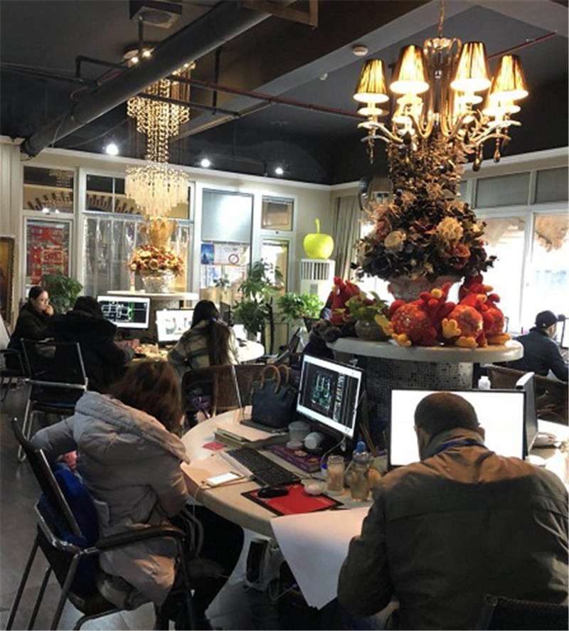 天黑風(fēng)大、夜深人忙，感謝施工中客戶帶著姐姐來公司再簽合同！