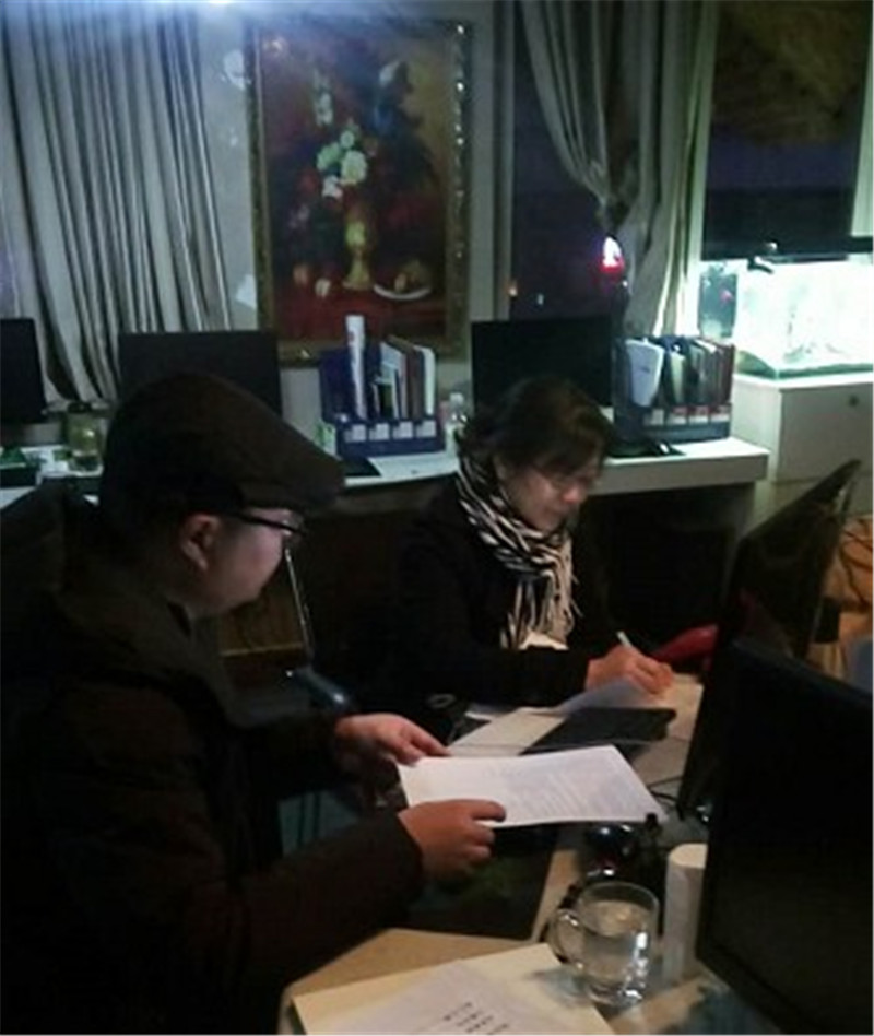 天黑風(fēng)大、夜深人忙，感謝施工中客戶帶著姐姐來公司再簽合同！