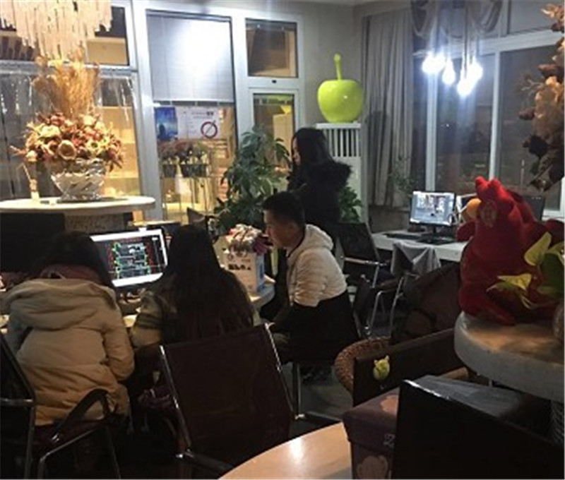 天黑風(fēng)大、夜深人忙，感謝施工中客戶帶著姐姐來公司再簽合同！