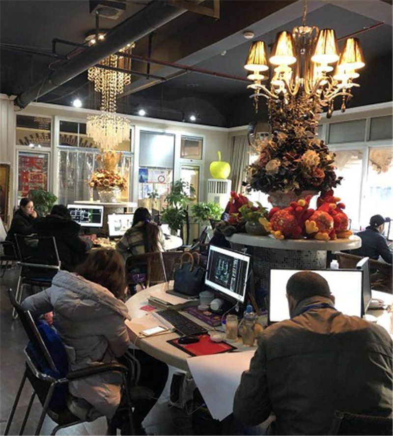 天黑風(fēng)大、夜深人忙，感謝施工中客戶帶著姐姐來公司再簽合同！